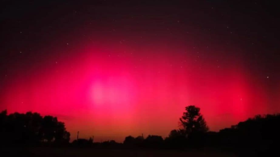 Северное сияние над Днепром: небо приобрело розовый оттенок (ФОТО)