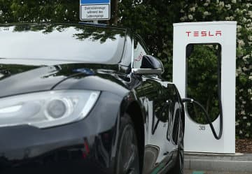 Десятки квартир, Tesla и власть: чем на самом деле занимаются врачи МСЕК и их дети?