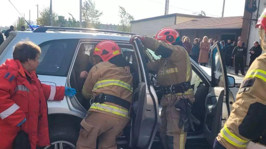 Затиснуті в авто люди, загиблі та постраждалі: деталі жахливої ДТП у Синельниковому.