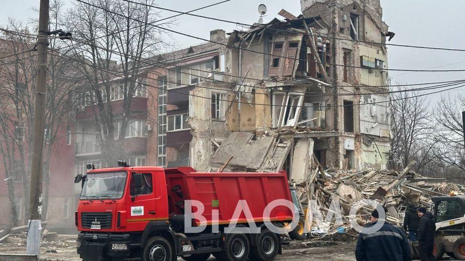 В Кривом Роге полицейские спасли собаку из-под завалов после ракетного удара. Смотрите видео спасательной операции!