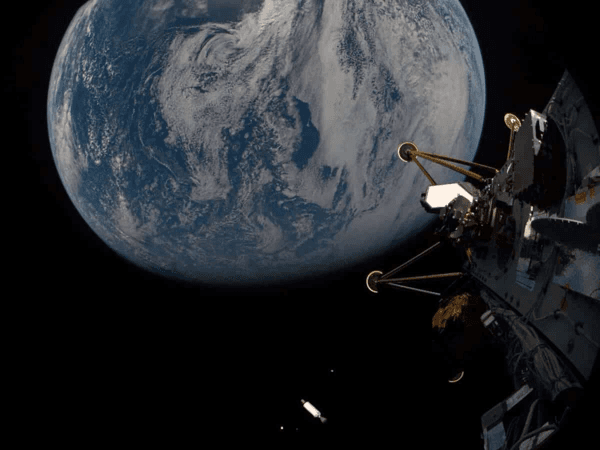 The lunar module "Athena" has sent its first images from space.