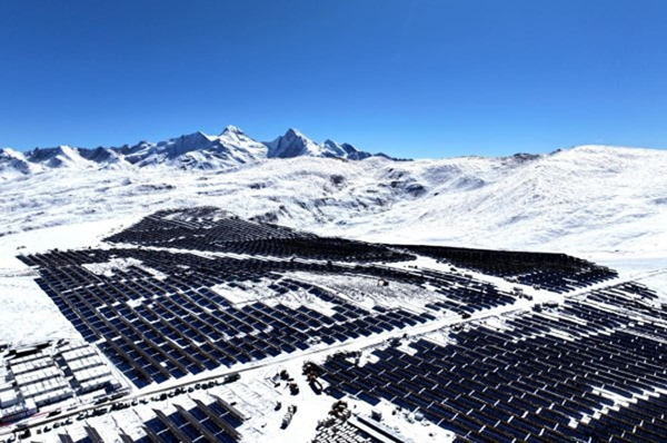 Электростанция Caipeng Solar-Storage Power Station в Тибете на высоте 5228 метров / © China Huadian