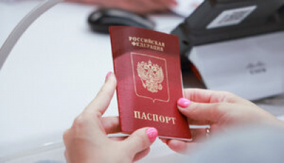 Громадяни Росії можуть отримувати документи на проживання в Україні. Але є умови