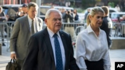 Сенатор США Боб Менендес подав у відставку після визнання його винним у корупції
